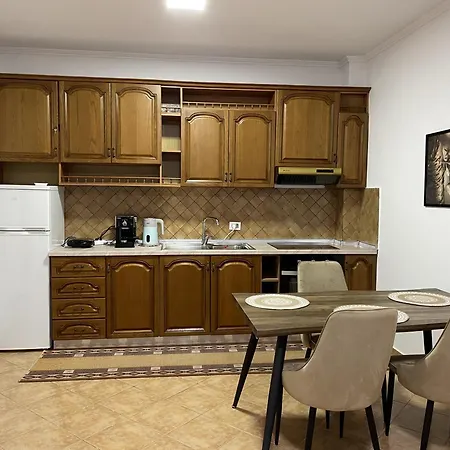 Cozy Cityscape 4 Apartment